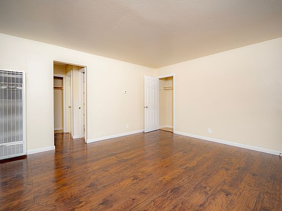 3rd image of 948 Ravenscourt Ave #1