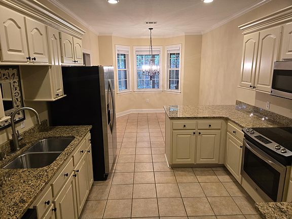 5th image of 38 Waverly Cir