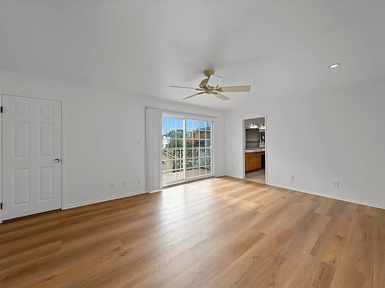 2222 Pier Ave — Photo 15