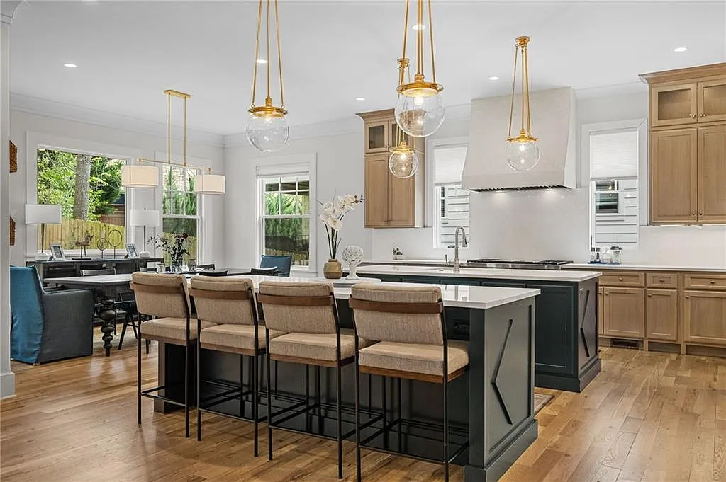 5 bed, 5.5 bath, 5500 sqft, $13,000 — Photo 2