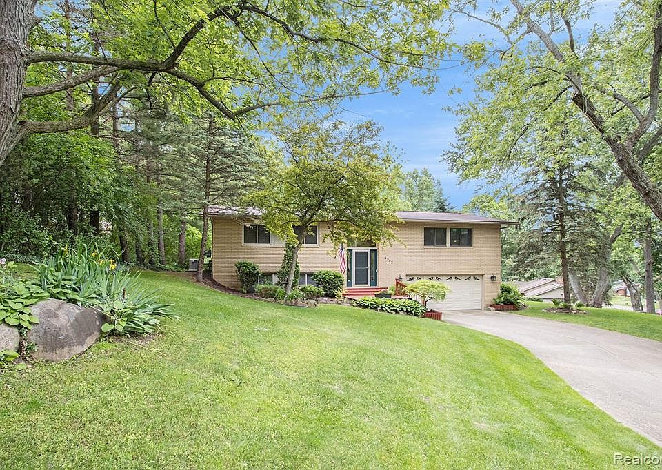1st image of 4945 Iroquois Blvd