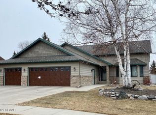 585 Evergreen Dr, Grand Forks, ND 58201