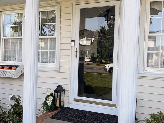 4th image of 992 Davison Place