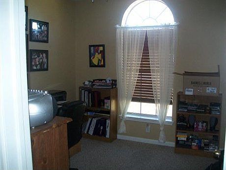 4th image of 210 Meadowside Dr