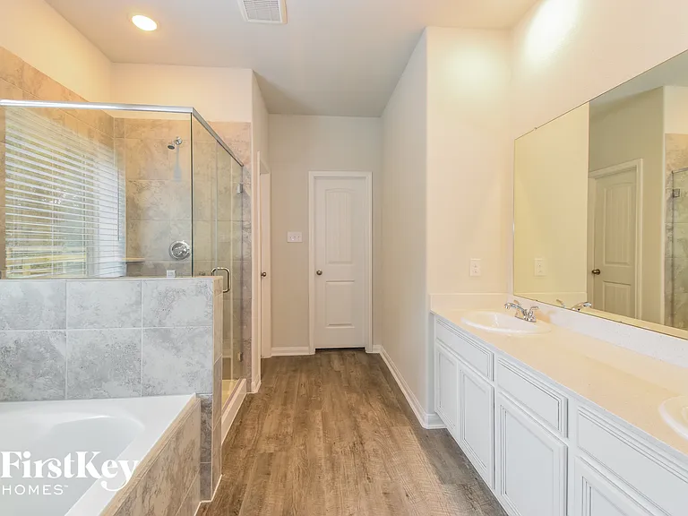 317 Lakeway Cir — Photo 9