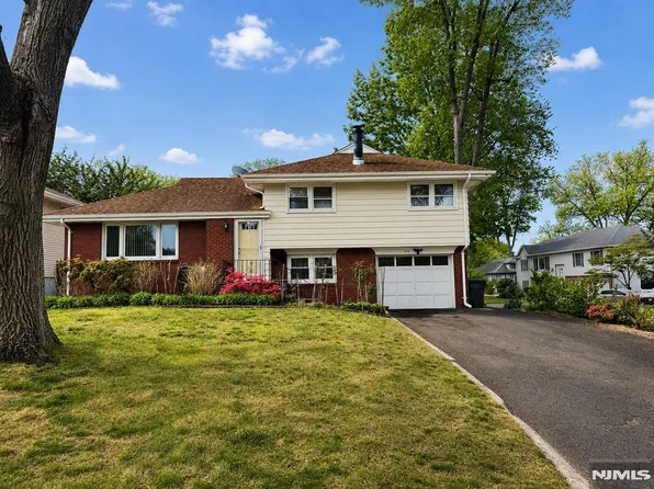 372 W Main St, Bergenfield, NJ 07621