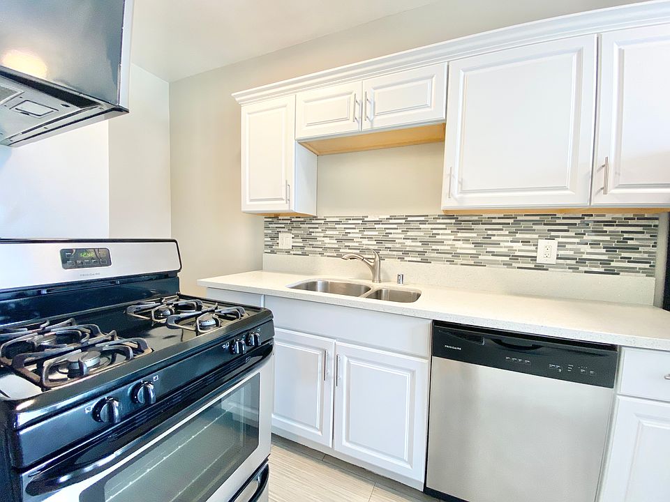 1st image of 3717 W 1st St #506