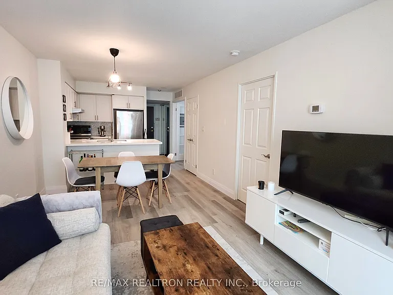 230 King St E #511 — Photo 14