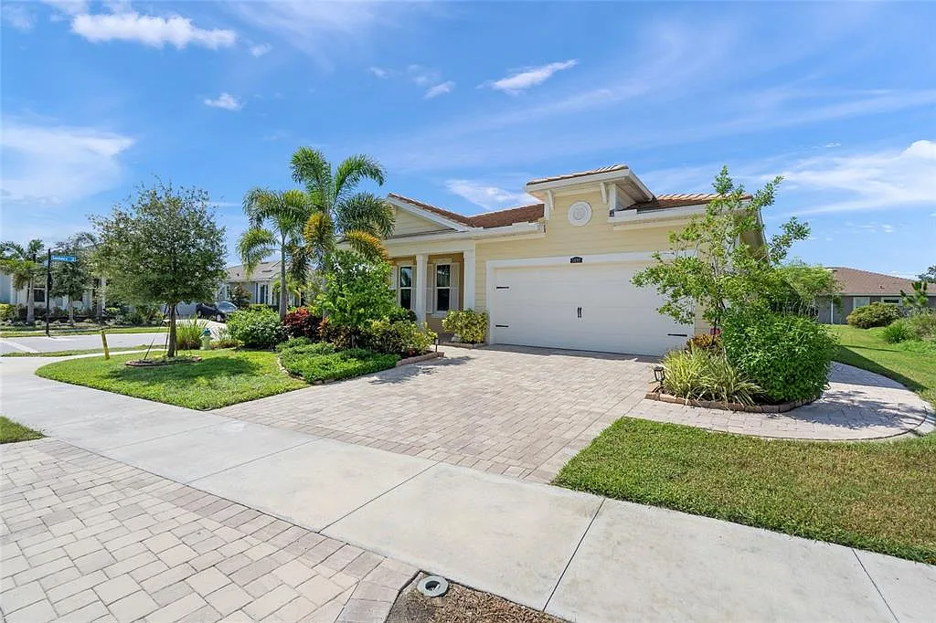 3 bed, 2.0 bath, 1944 sqft, $3,695 — Photo 1