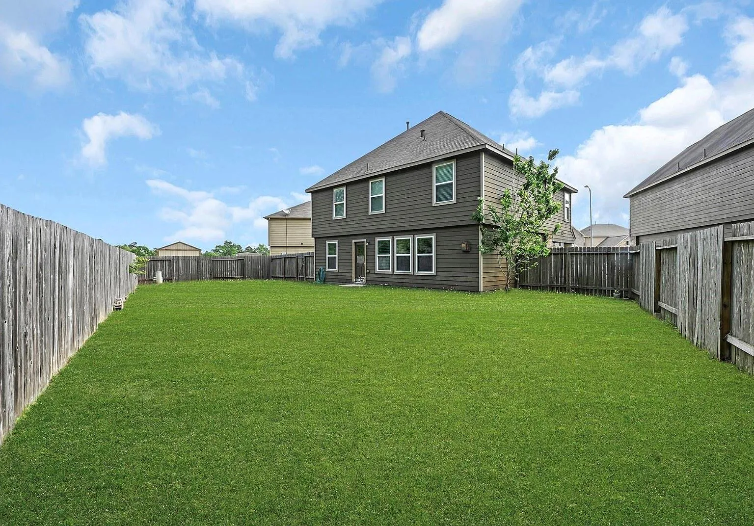 5 bed, 2.5 bath, 2718 sqft, $2,400 — Photo 2