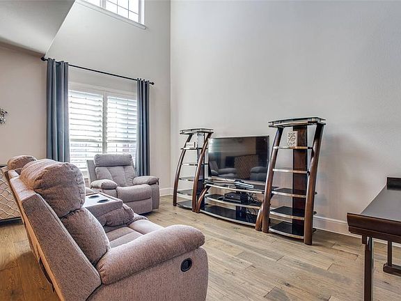 4th image of 2324 Jameson Ln
