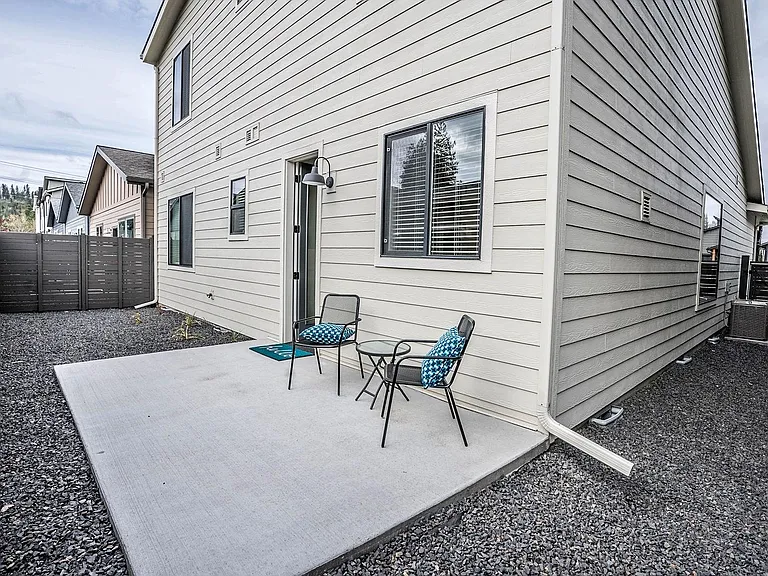 3316 N Rosalia Rd — Photo 18