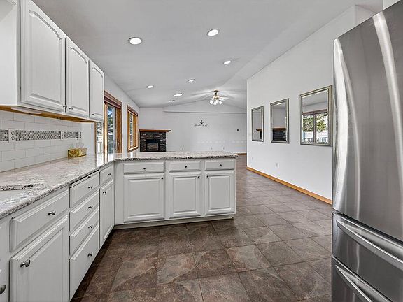 5th image of 303 Andrew STREET