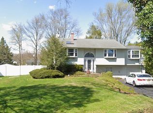 29 Dillon Dr, Dix Hills, NY 11746