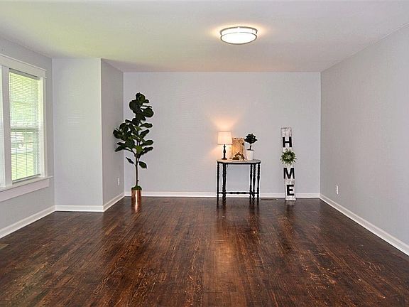 3rd image of 901 Lee Dr NW