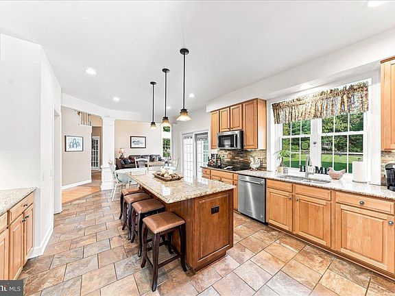 4th image of 39 Maple Ln