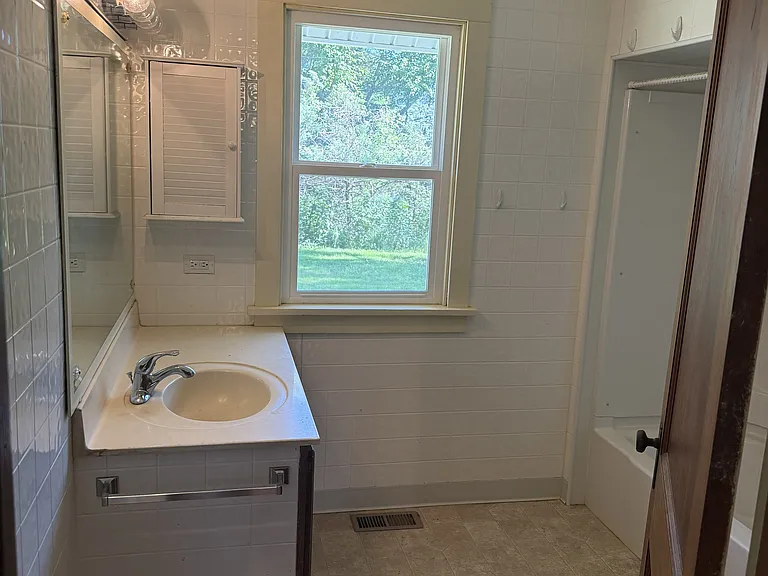 8908 NE East Lake Rd — Photo 7