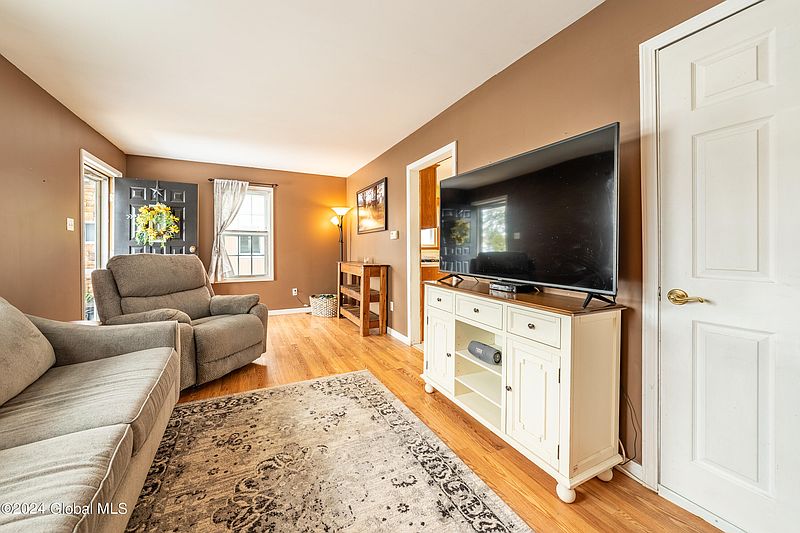4th image of 714 Curry Road