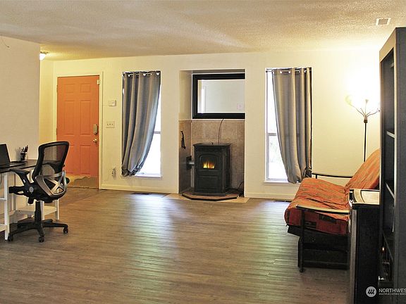 3rd image of 925 Hillandale Drive E