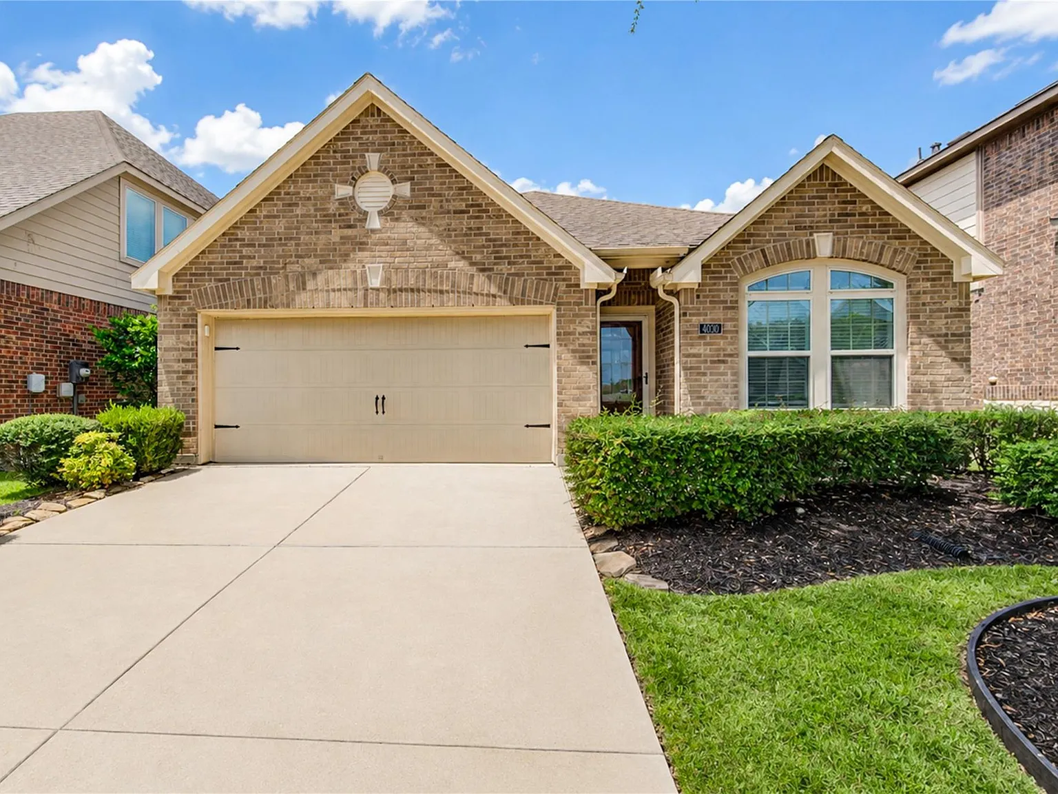 4 bed, 2.0 bath, 2025 sqft, $2,450 — Photo 2