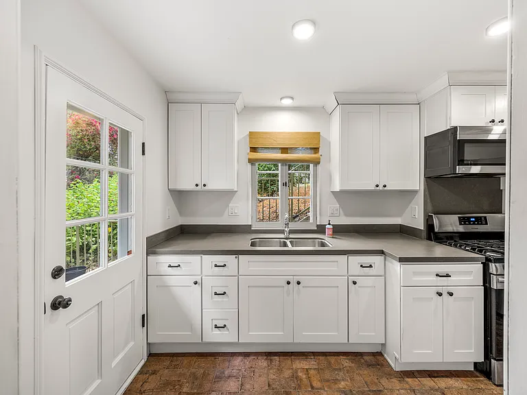 1400 Frances Ave #A — Photo 3
