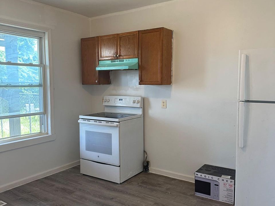 2nd image of 144 Clinton Ave Unit 1