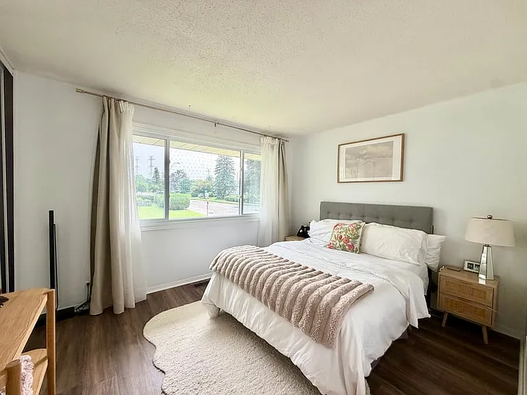 935 Thorndale Dr — Photo 6