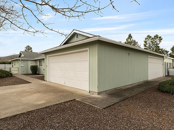 2nd image of 731 Maple St