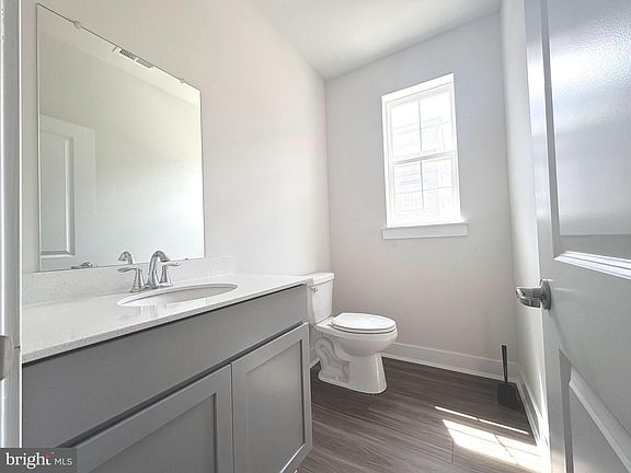 5th image of 135 Annapolis St