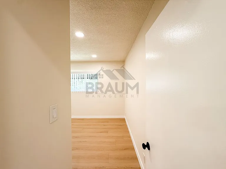 13129 OXNARD ST. — Photo 16