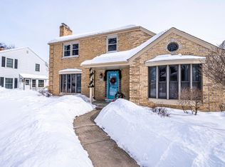2552 N 94th St, Wauwatosa, WI 53226