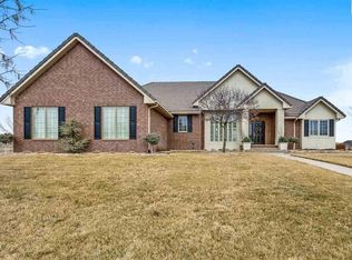 120 Dakota Dr, Hutchinson, KS 67502