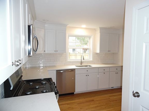 4th image of 10 Bailey St E