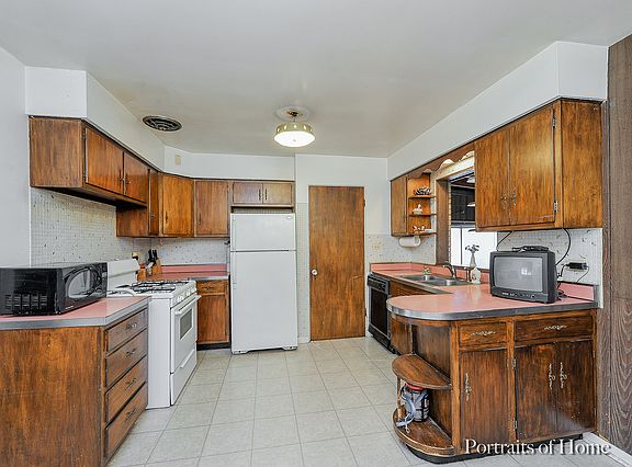4th image of 1500 S Villa Ave
