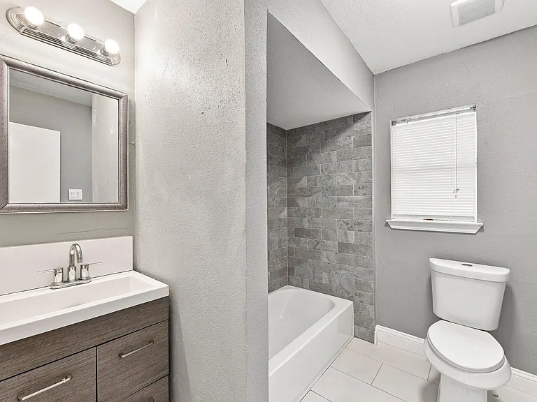 1012 W Hart Ave — Photo 12
