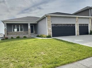 1255 Oakview Dr, Hickman, NE 68372