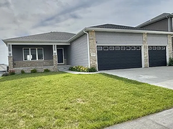 1255 Oakview Dr, Hickman, NE 68372