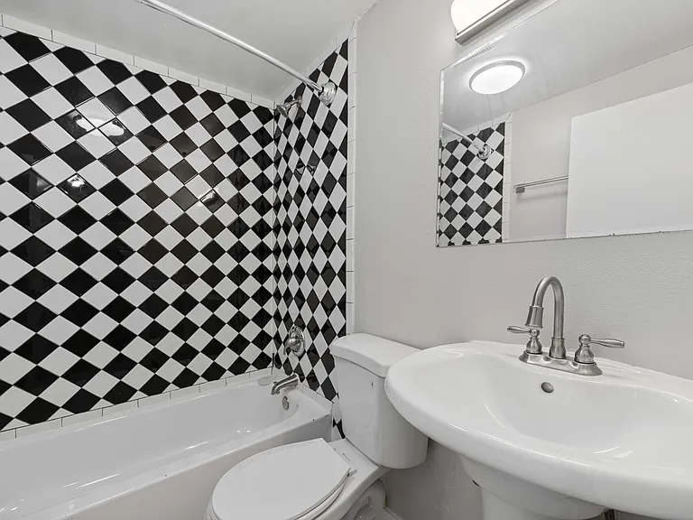 Thomas Logan Apartments — Photo 22