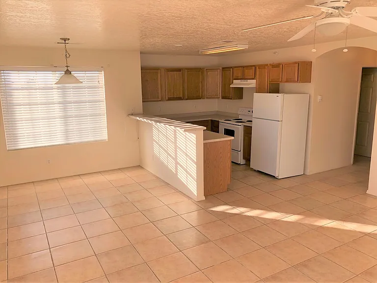 1918 Buena Vista Dr SE #B — Photo 2