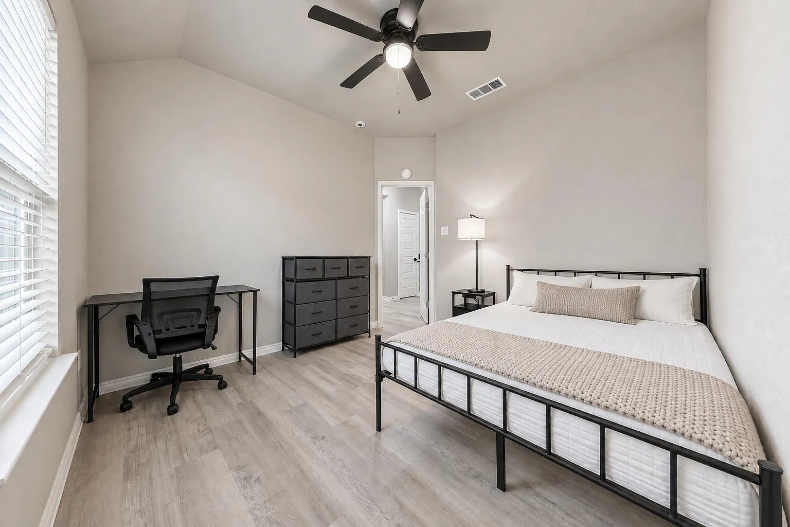 4 bed, 4.0 bath, 2282 sqft, $1,139 — Photo 2