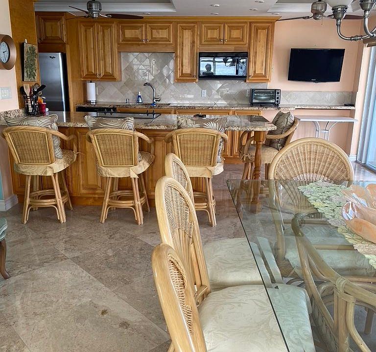 1st image of 800 SE 20th Ave APT 902