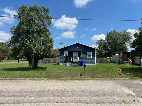 1003 Dunn St, Yoakum, TX 77995