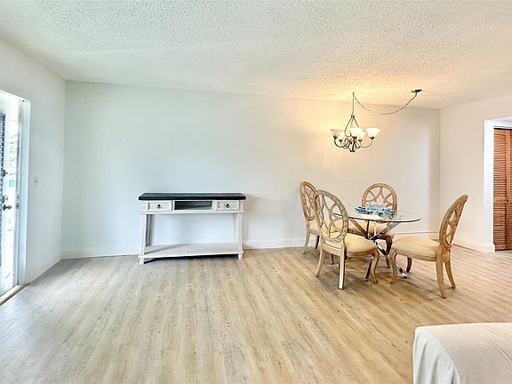 4th image of 303 Oakridge Q #303