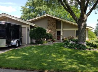 1860 Deerfield Ct, Hanover Park, IL 60133