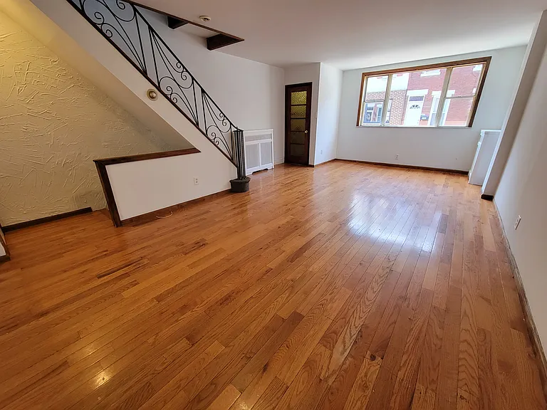947 Tree St — Photo 2