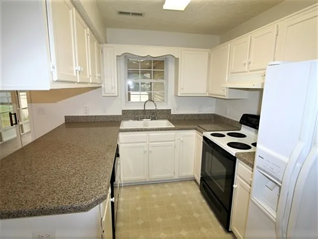 2416 Bradfield Ct — Photo 2