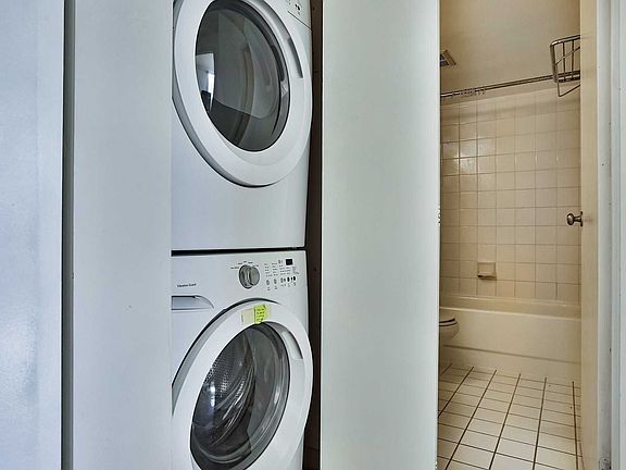4th image of 25 Grenville St #903