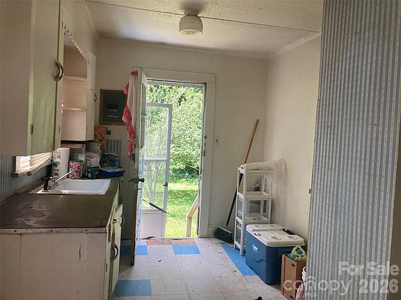 5th image of 631 Elm St