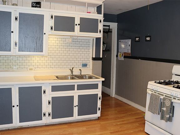 4th image of 36 N Lyon St