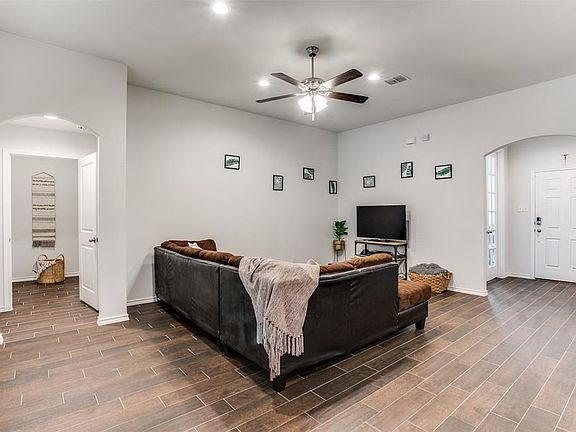 4th image of 224 Sugar Creek Ln